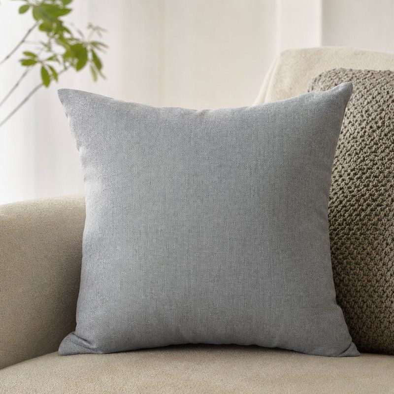 Capa de Almofada Linen Look Puglia Prata 22 aplicada no sofá