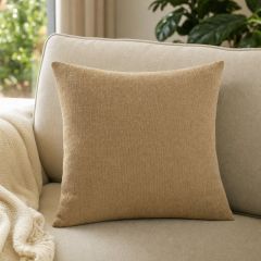 Capa de Almofada Linen Look Valencia Caramelo 48 aplicada no sofá