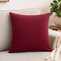 Capa de Almofada Corttex Veludo Vermelho 62 aplicada no sofá