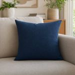 Capa de Almofada Linen Look Copertino Azul Marinho 67 aplicada no sofá